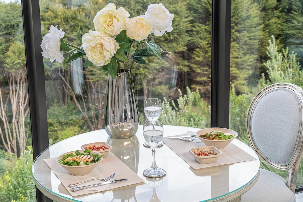 객실 내 식사 공간