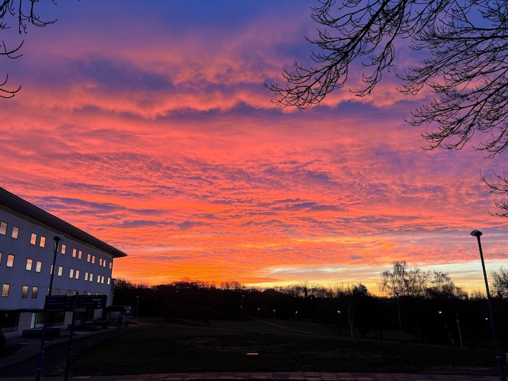 숙박 시설 정면 - 저녁/밤