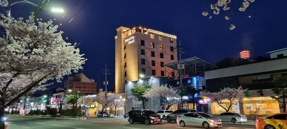 숙박 시설 정면 - 저녁/밤