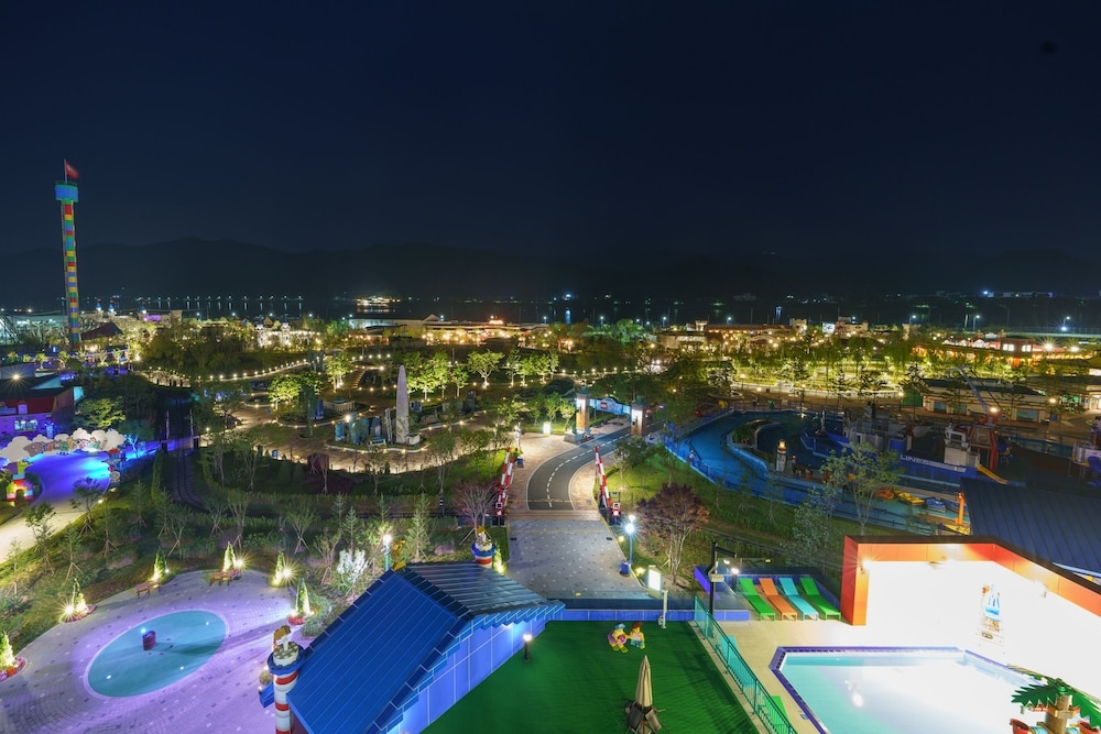 숙박 시설 정면 - 저녁/밤