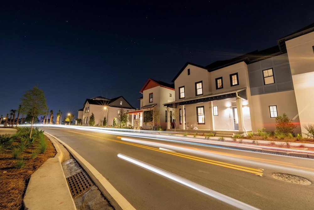 숙박 시설 정면 - 저녁/밤