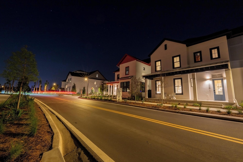 숙박 시설 정면 - 저녁/밤