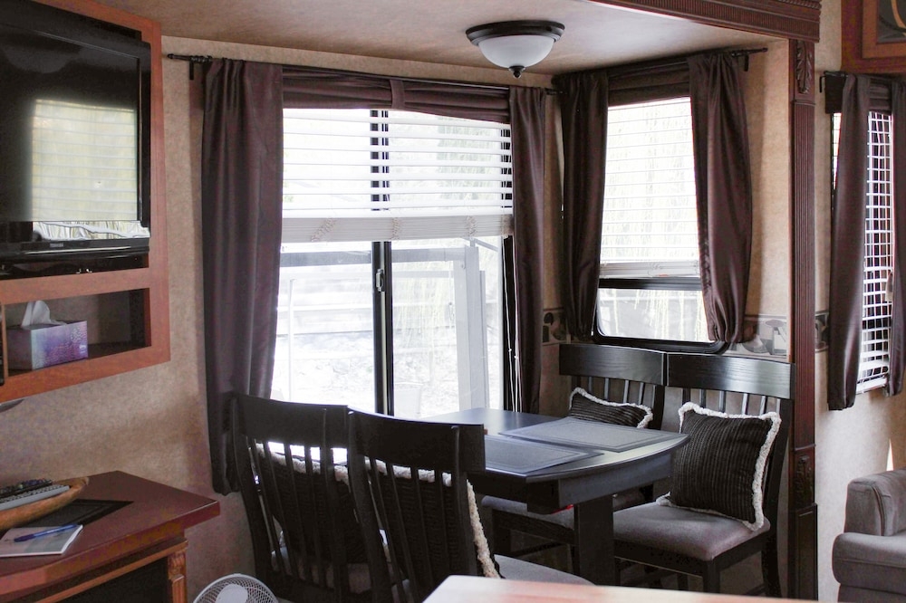 객실 내 식사 공간