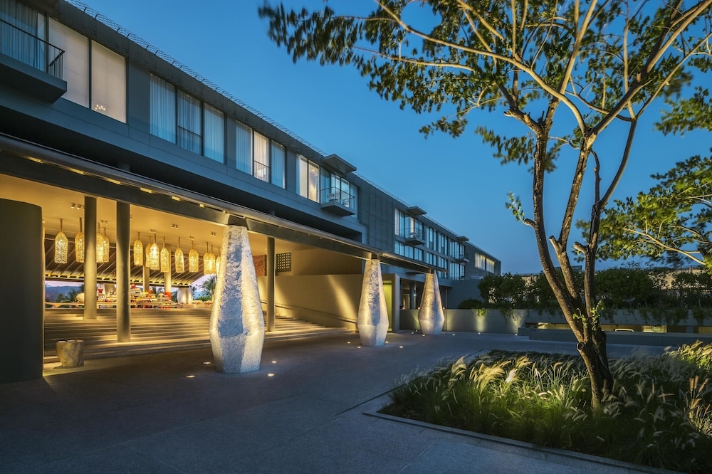 숙박 시설 정면 - 저녁/밤