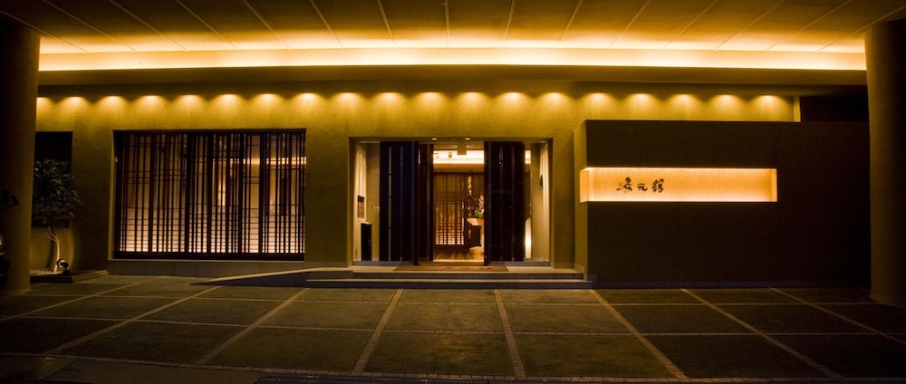 숙박 시설 정면 - 저녁/밤