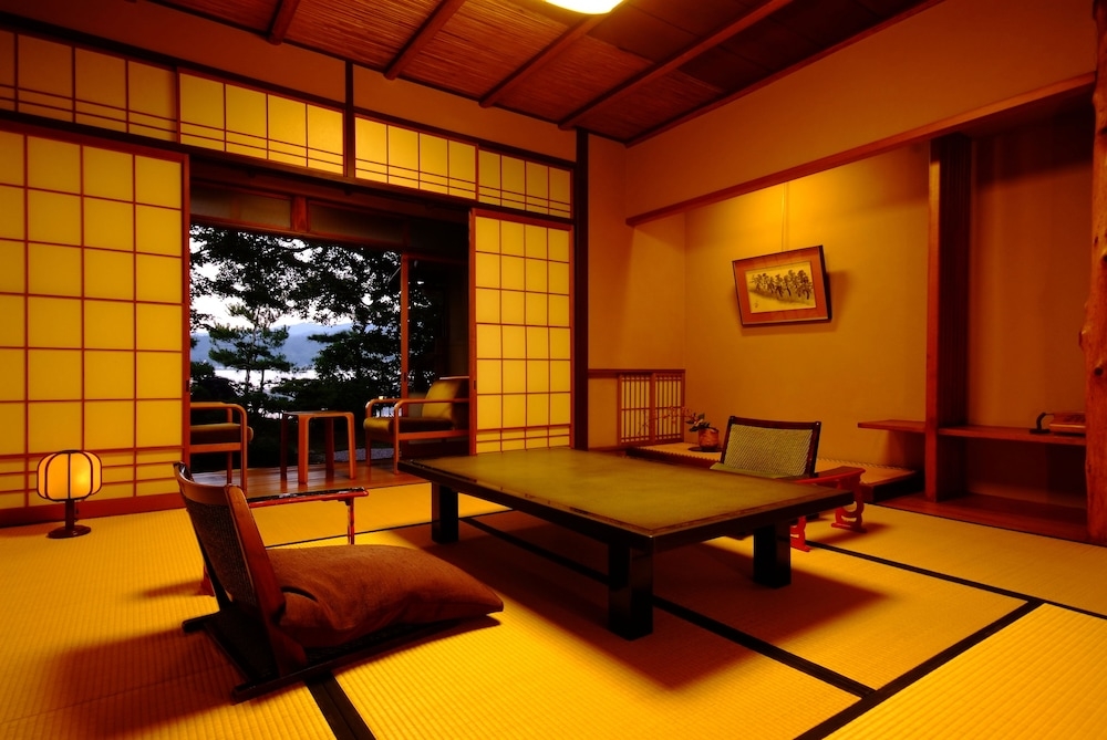 객실 내 식사 공간