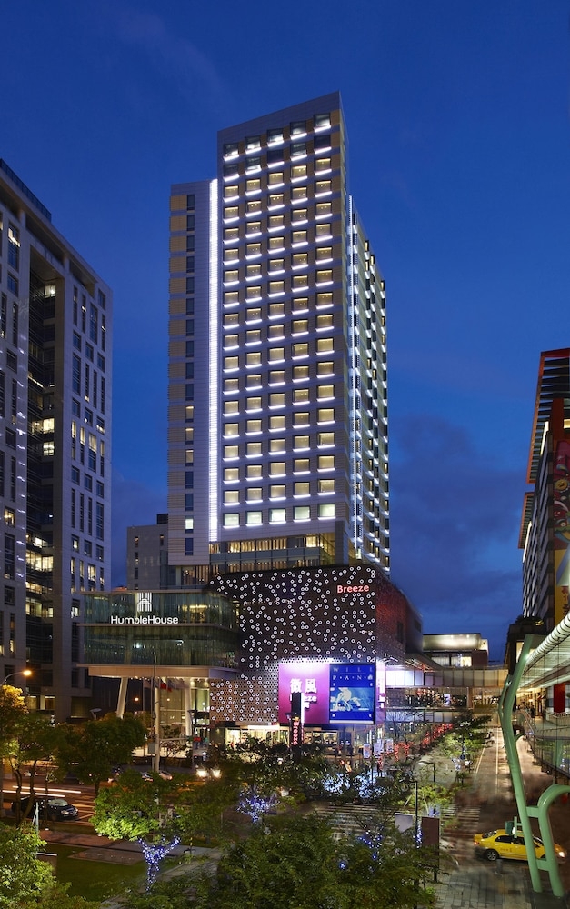 숙박 시설 정면 - 저녁/밤