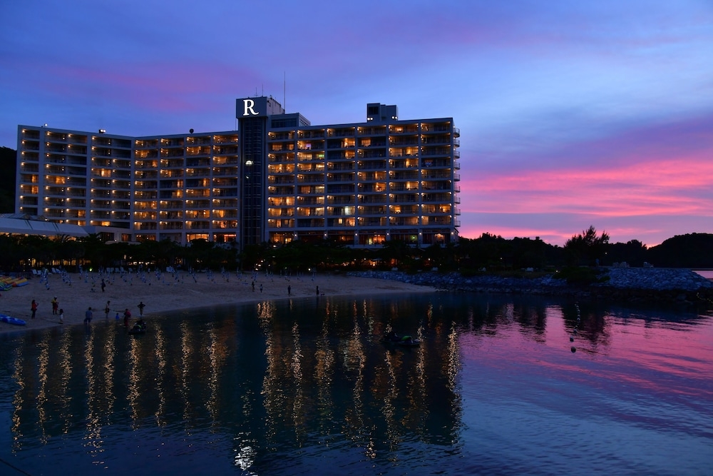 숙박 시설 정면 - 저녁/밤