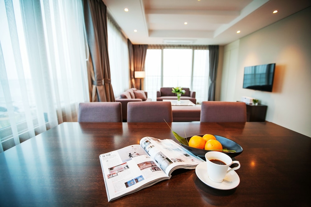 객실 내 식사 공간