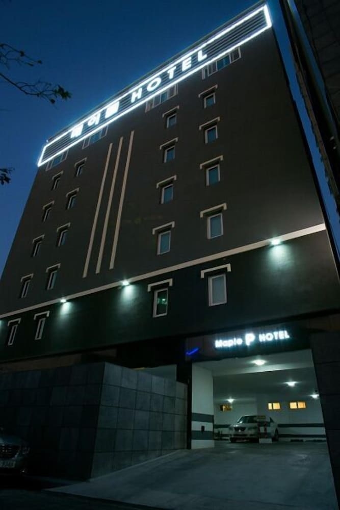 숙박 시설 정면 - 저녁/밤