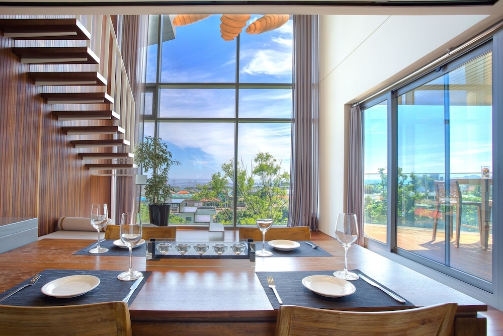 객실 내 식사 공간