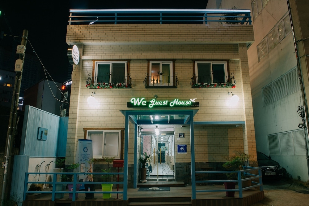 숙박 시설 정면 - 저녁/밤