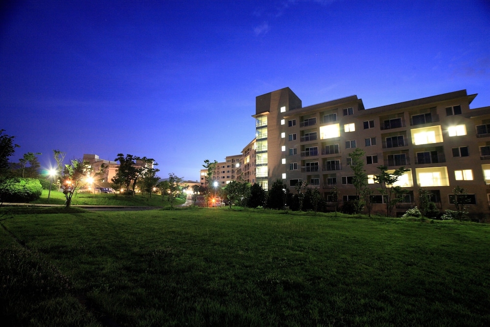 숙박 시설 정면 - 저녁/밤