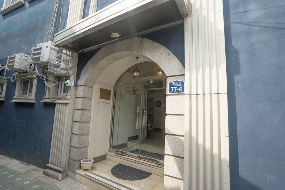 숙박 시설 입구