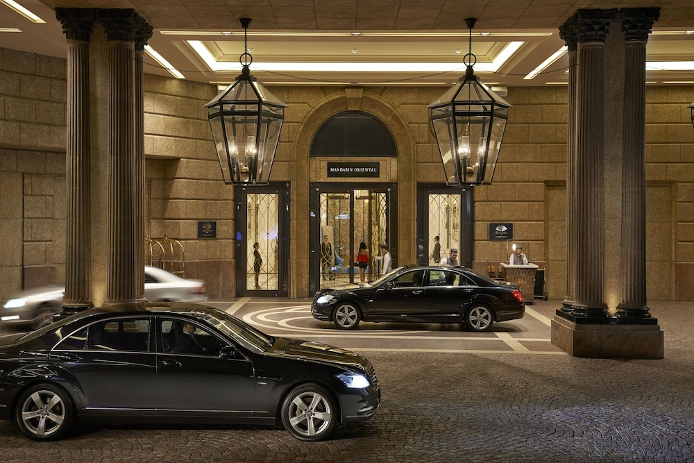 숙박 시설 정면 - 저녁/밤