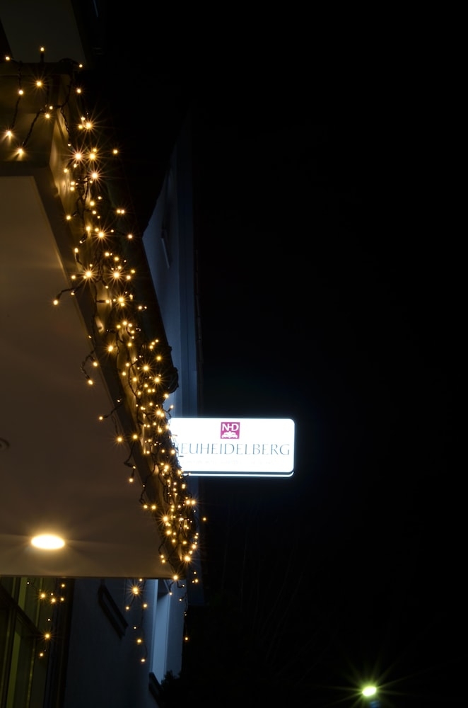 숙박 시설 정면 - 저녁/밤