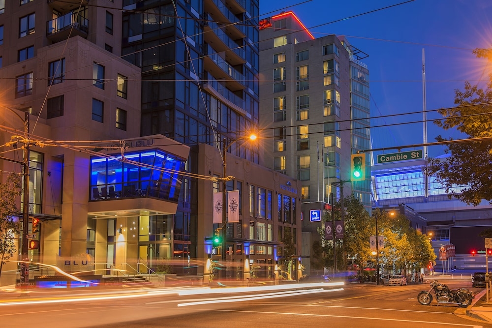 숙박 시설 정면 - 저녁/밤