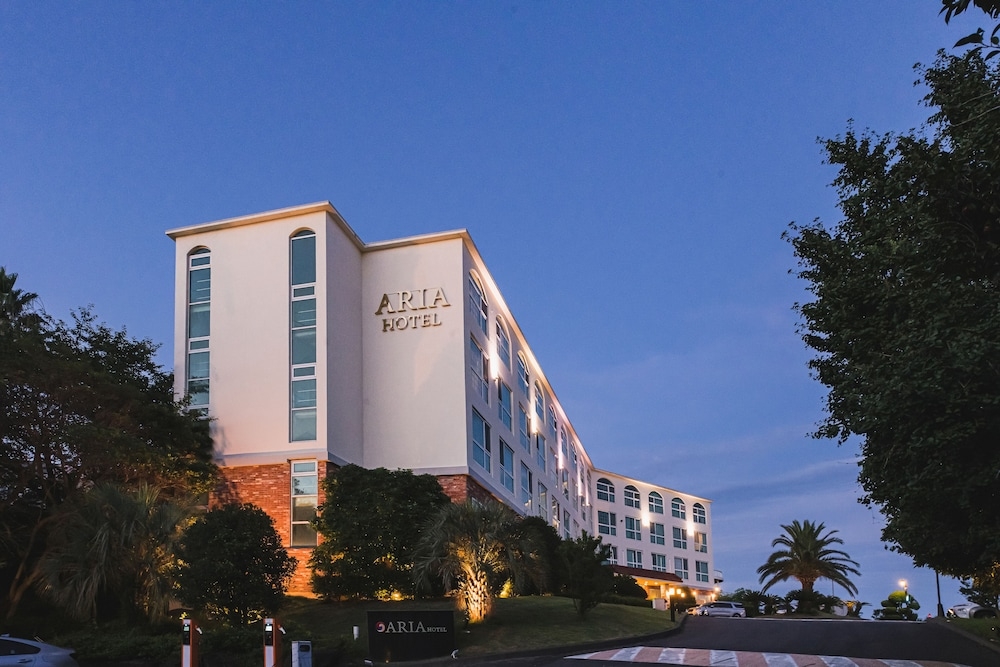 숙박 시설 정면 - 저녁/밤