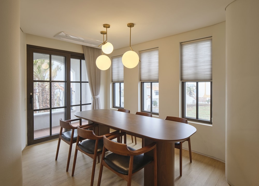 객실 내 식사 공간