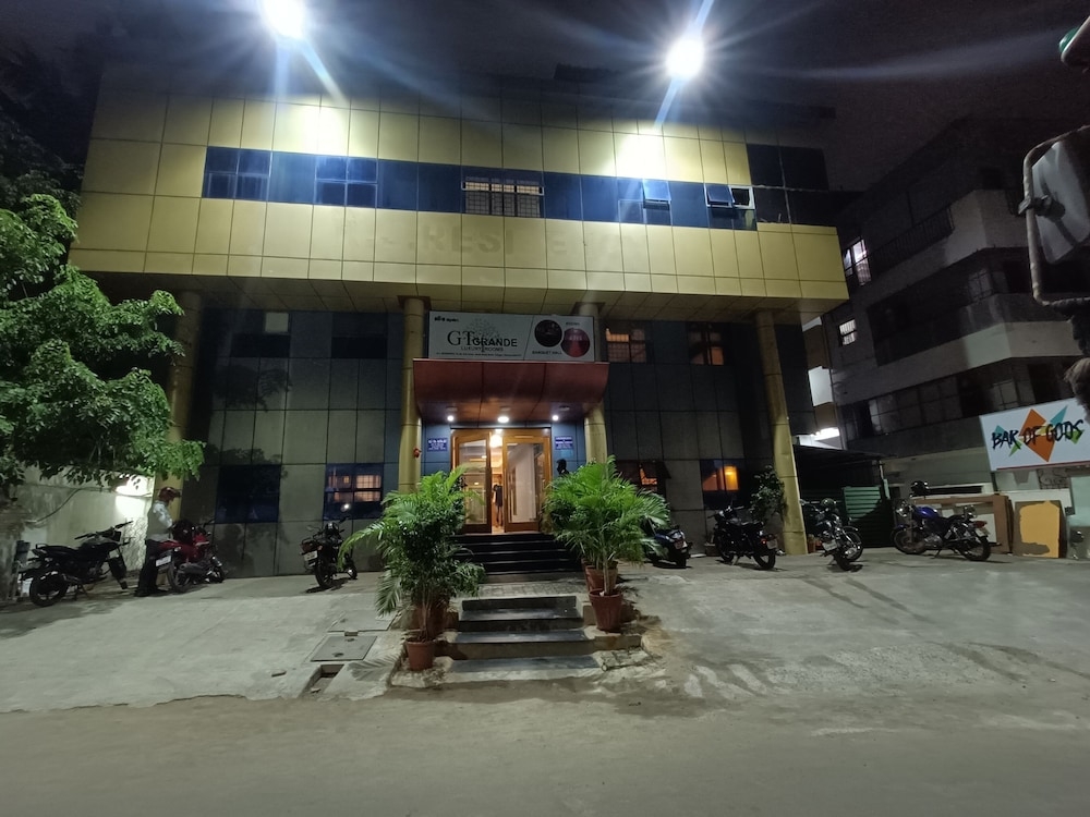 숙박 시설 정면 - 저녁/밤