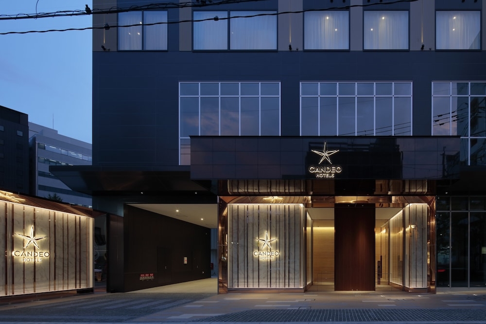 숙박 시설 정면 - 저녁/밤