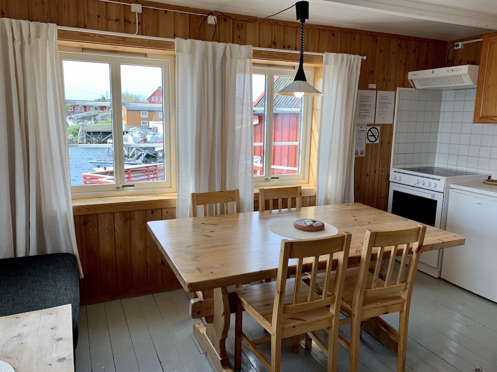 객실 내 식사 공간