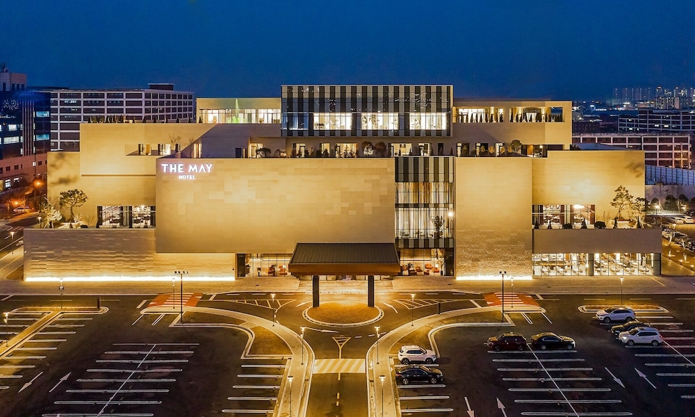 숙박 시설 정면 - 저녁/밤