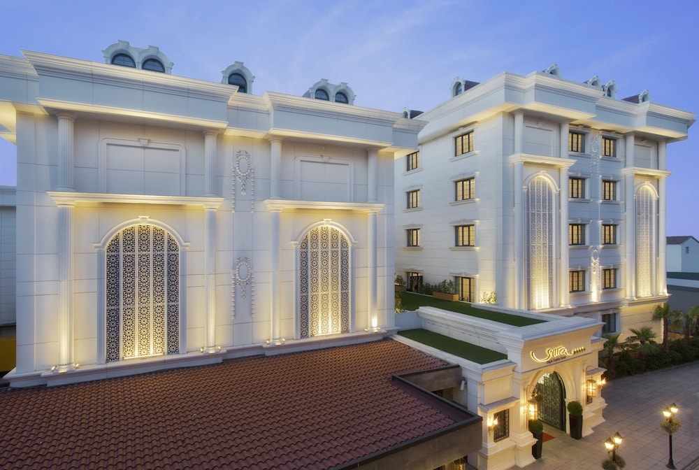 숙박 시설 정면 - 저녁/밤