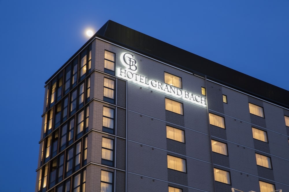 숙박 시설 정면 - 저녁/밤