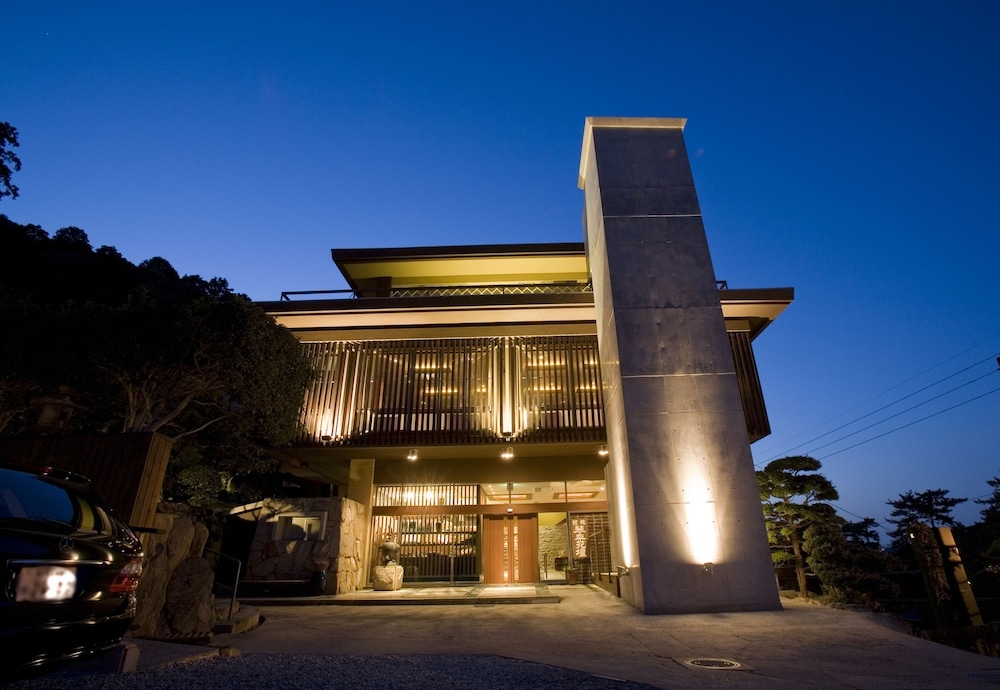 숙박 시설 정면 - 저녁/밤