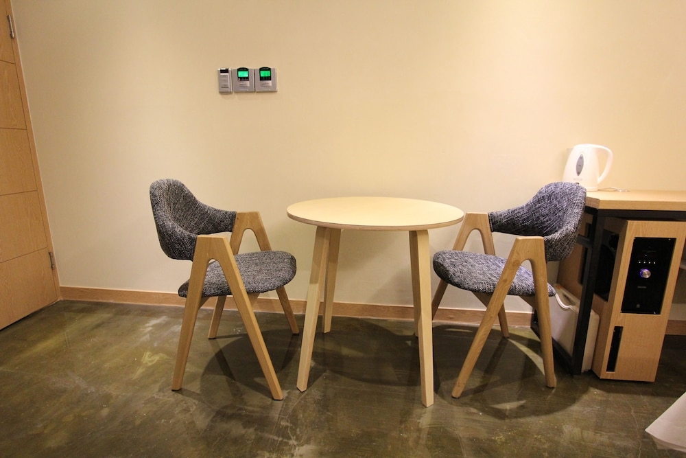 객실 내 식사 공간