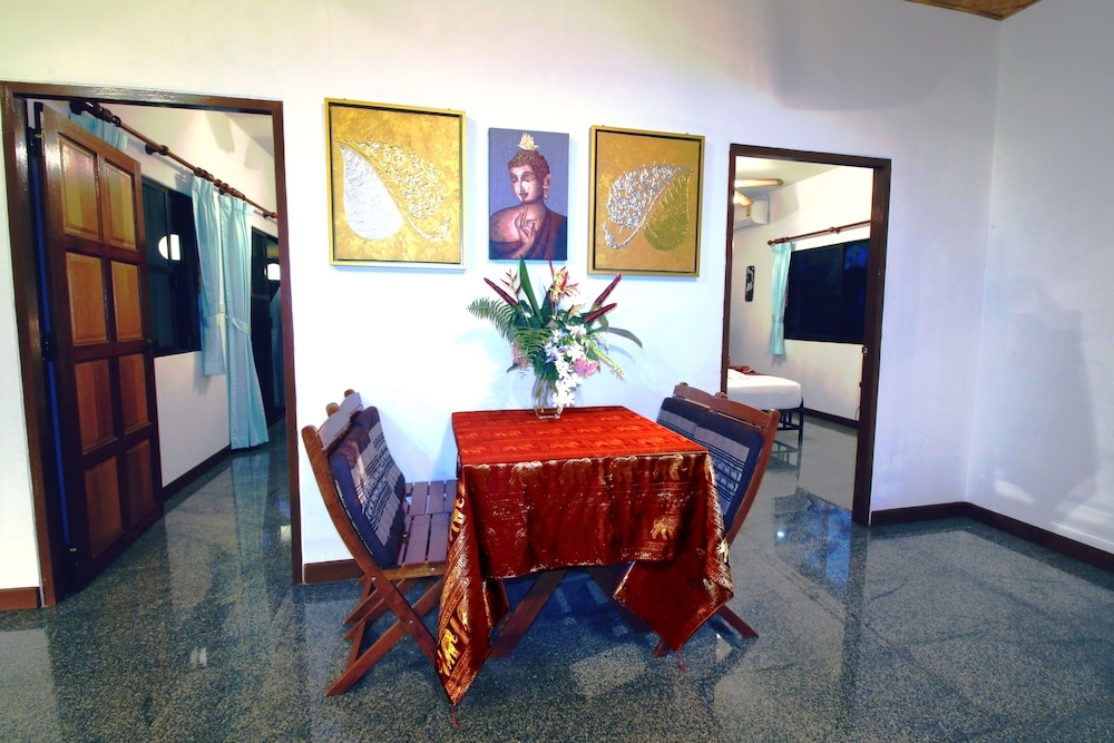 객실 내 식사 공간