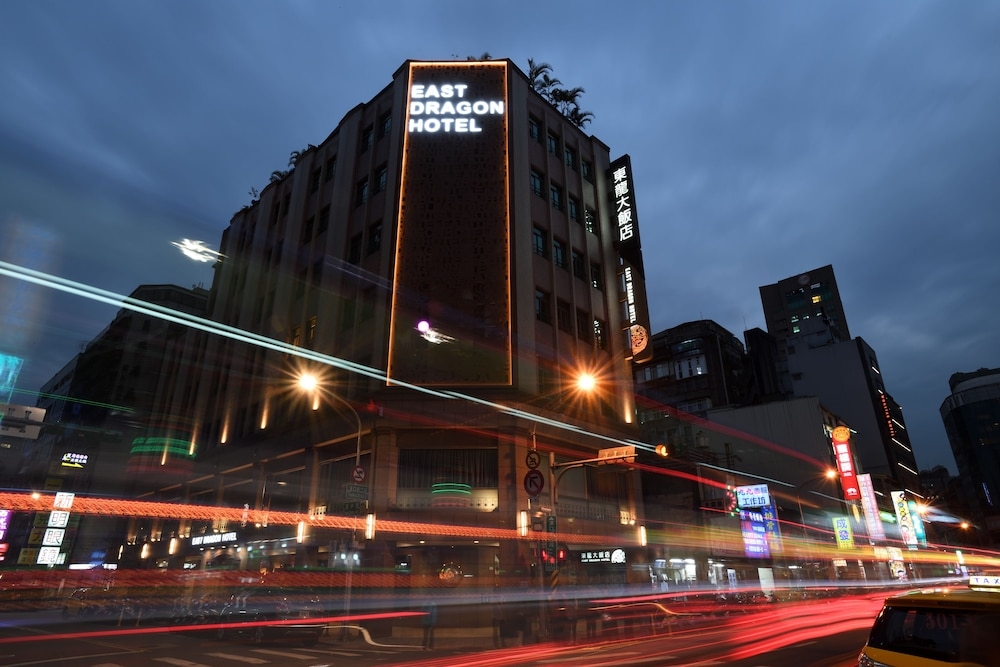 숙박 시설 정면 - 저녁/밤