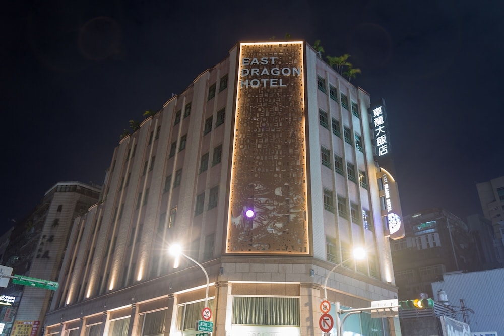 숙박 시설 정면 - 저녁/밤