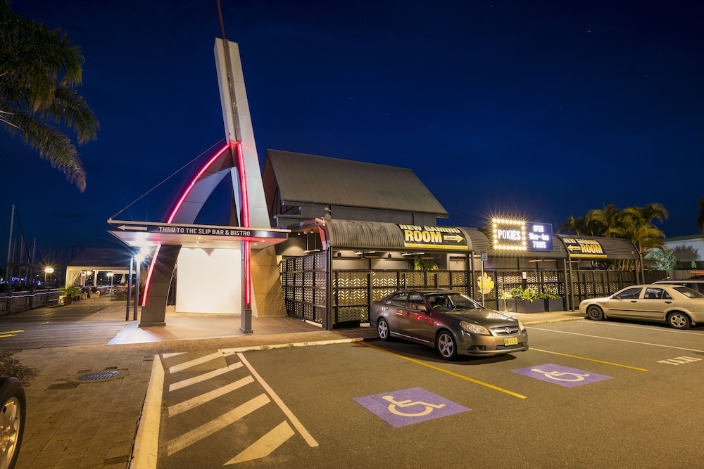 숙박 시설 정면 - 저녁/밤