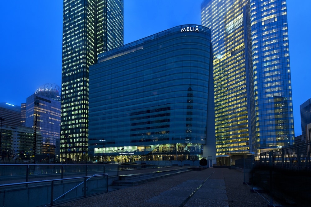 숙박 시설 정면 - 저녁/밤