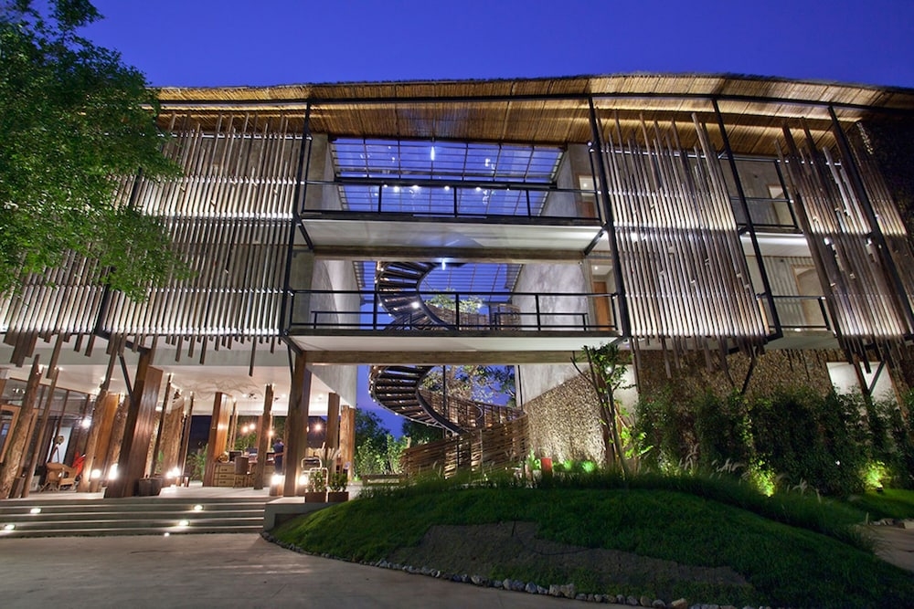 숙박 시설 정면 - 저녁/밤