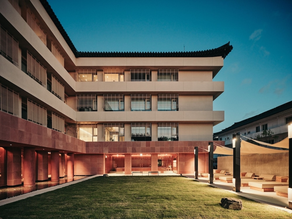 숙박 시설 정면 - 저녁/밤