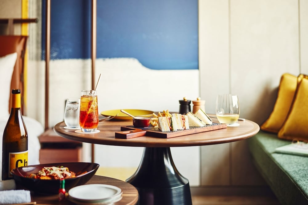 객실 내 식사 공간