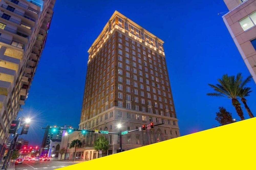 숙박 시설 정면 - 저녁/밤