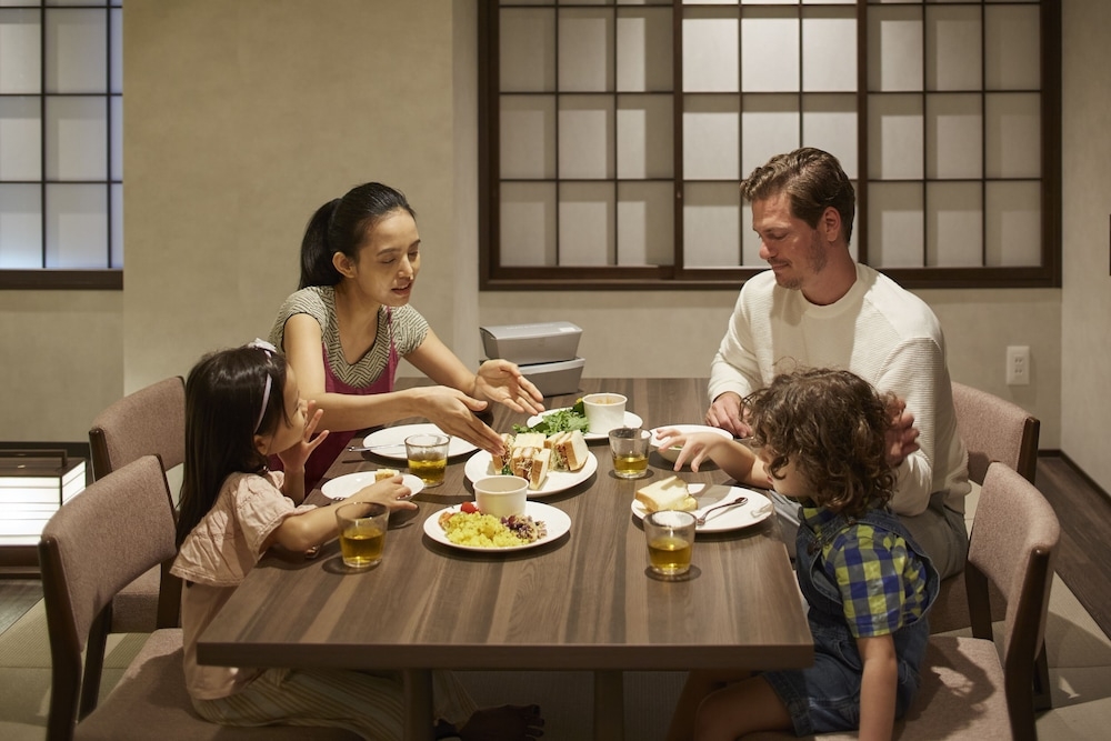 객실 내 식사 공간