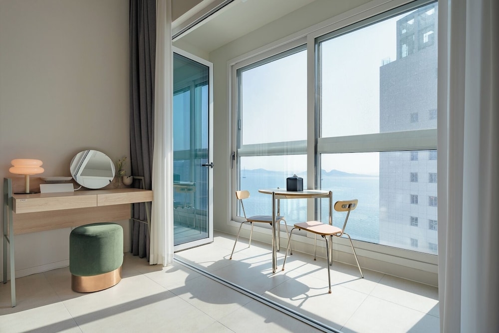 객실 내 식사 공간