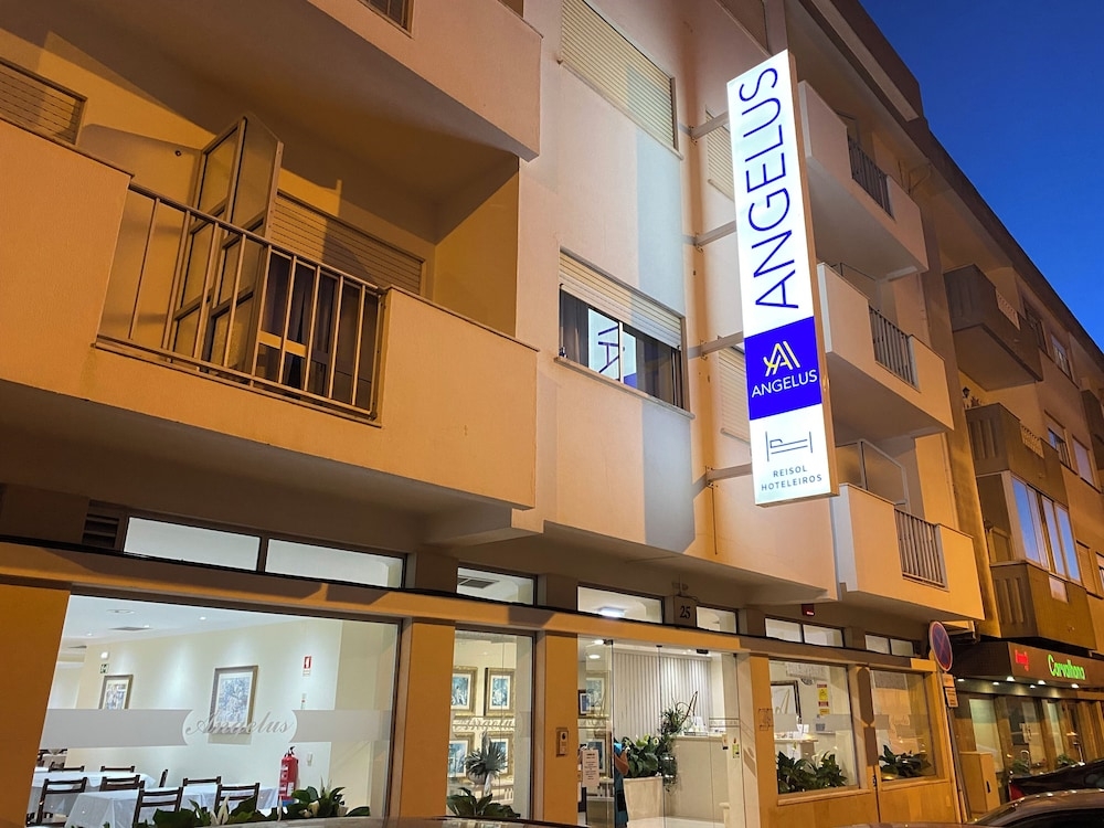 숙박 시설 정면 - 저녁/밤