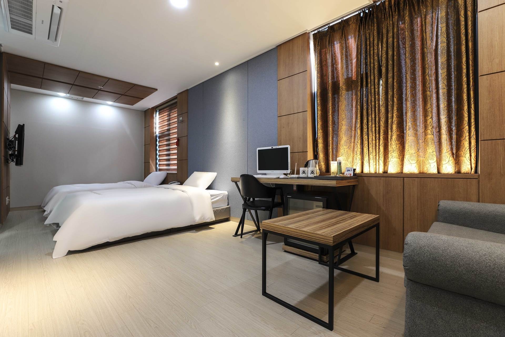 디럭스 트윈(유투브, 넷플릭스 시청가