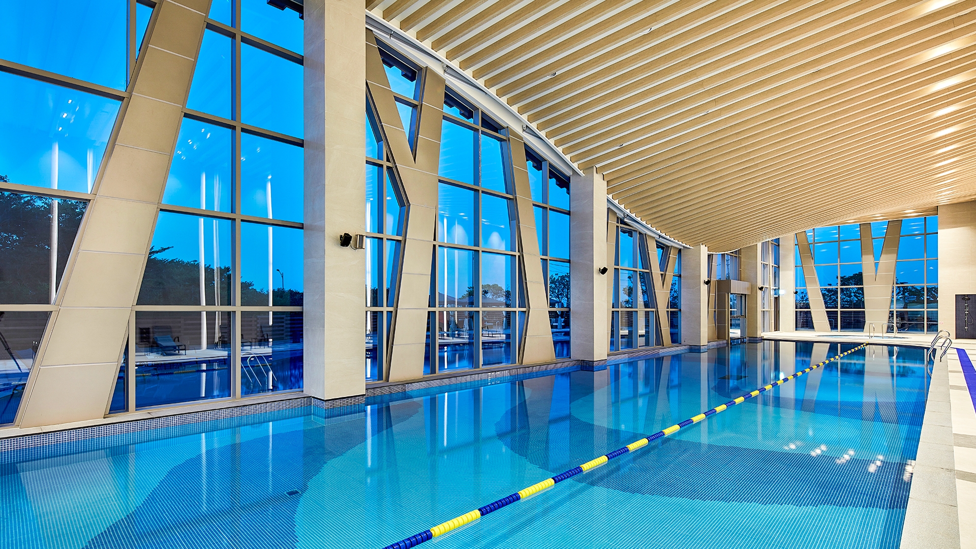 탐모라 실내 수영장