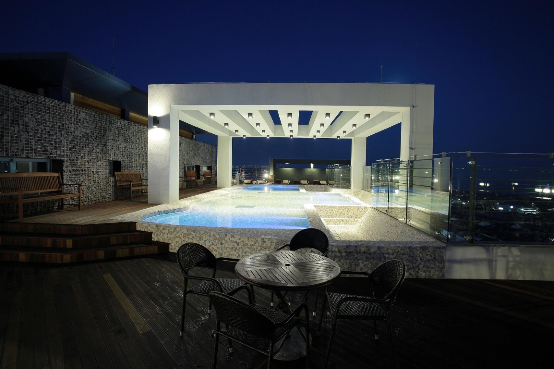 루프탑 스카이풀 (하절기 운영)