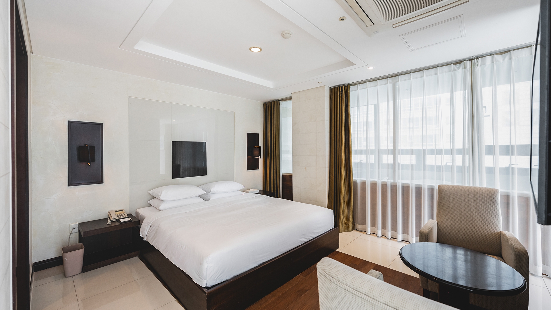 슈페리어 스위트 (하프오션뷰)