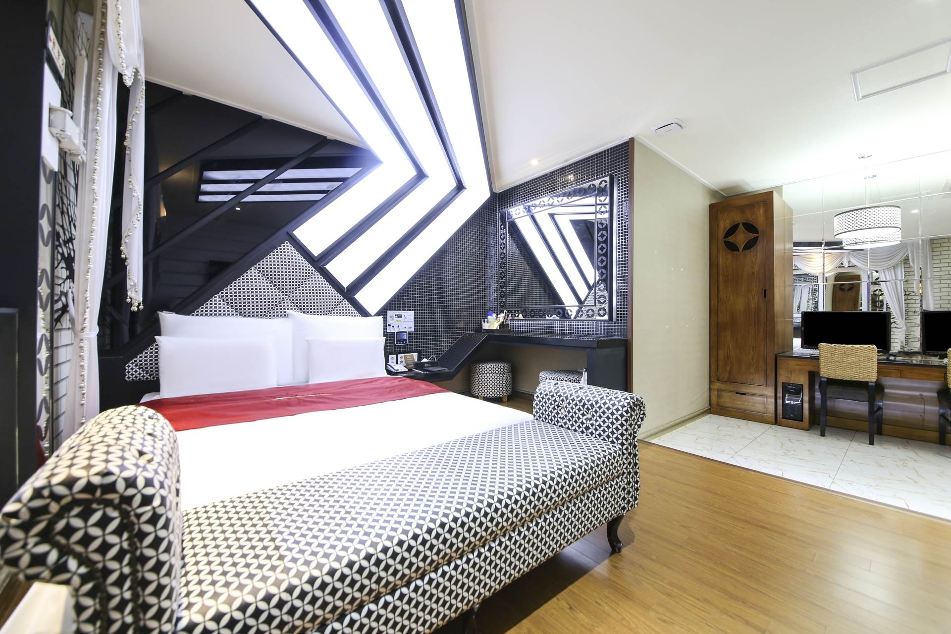 특실-오락룸(드라이브인,킹사이즈침대,