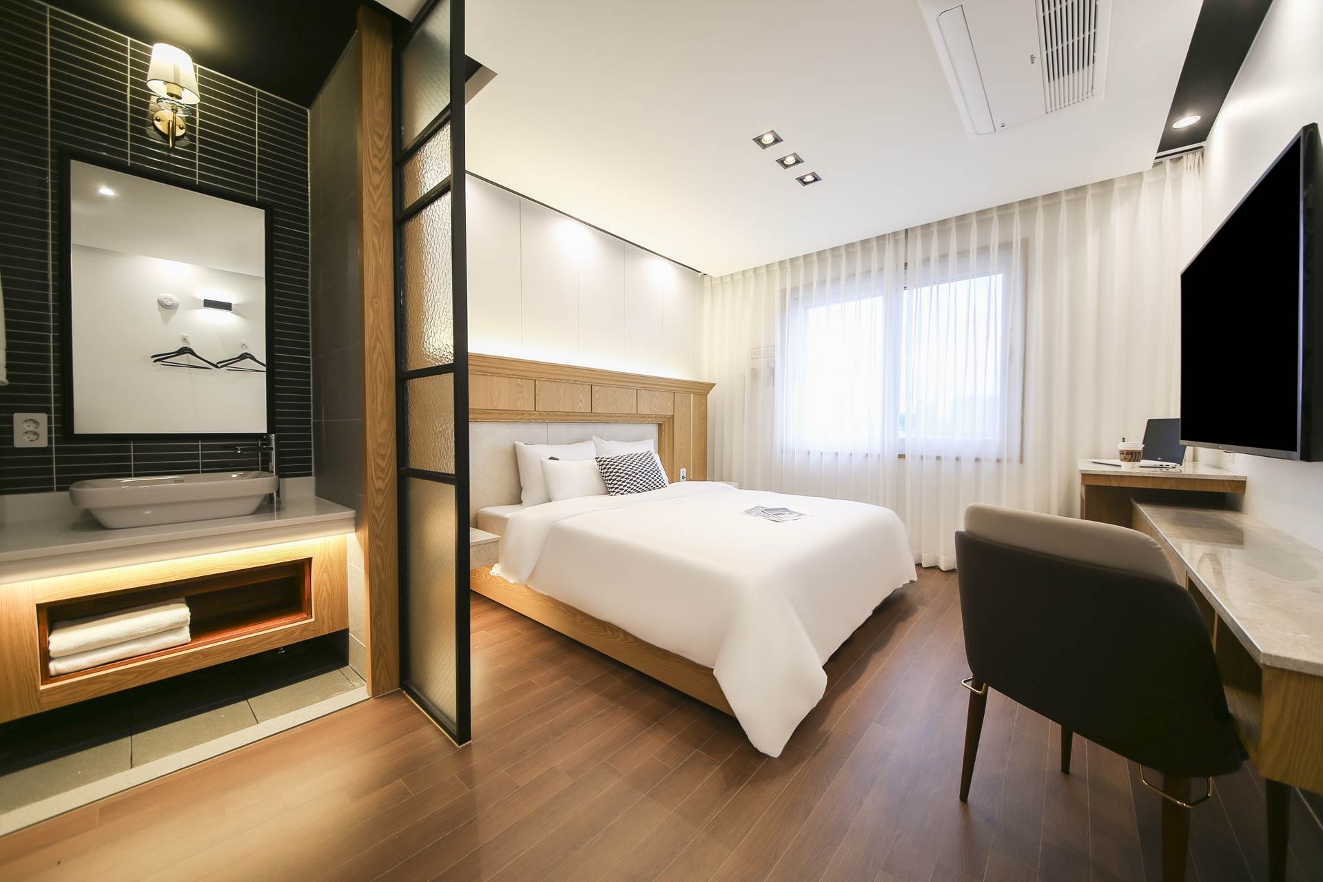 디럭스 더블(9층~2층 순차 배정)