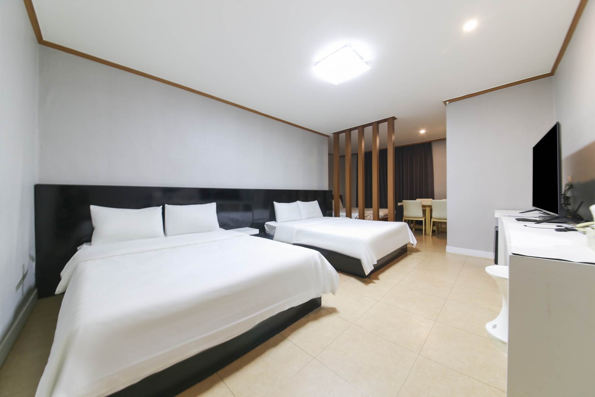 쿼드룸 2더블+2싱글(무료조식제공)